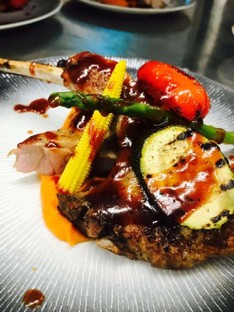 Afhalen: Ribroast met gegrilde groente en barbecuesaus bij restaurant De Tippe in Vledder.