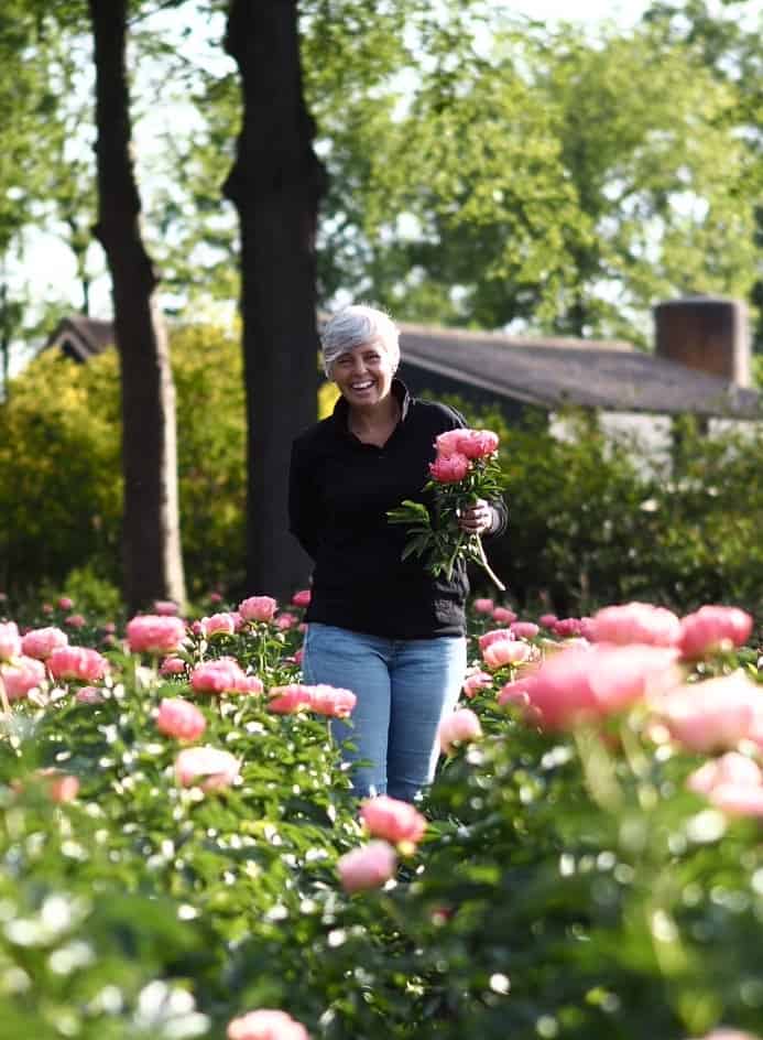 Dieneke Joling tussen de pioenrozen.