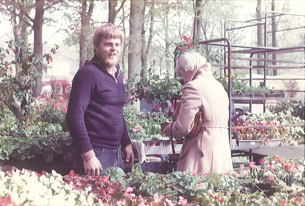 Harrie Boerhof in zijn beginjaren op de Dwingelermarkt. 