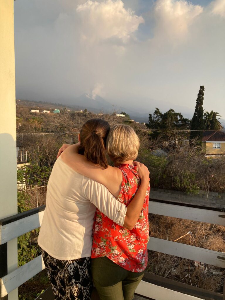 Luisa en Elly kijkend naar de verwoestende vulkaan op La Palma