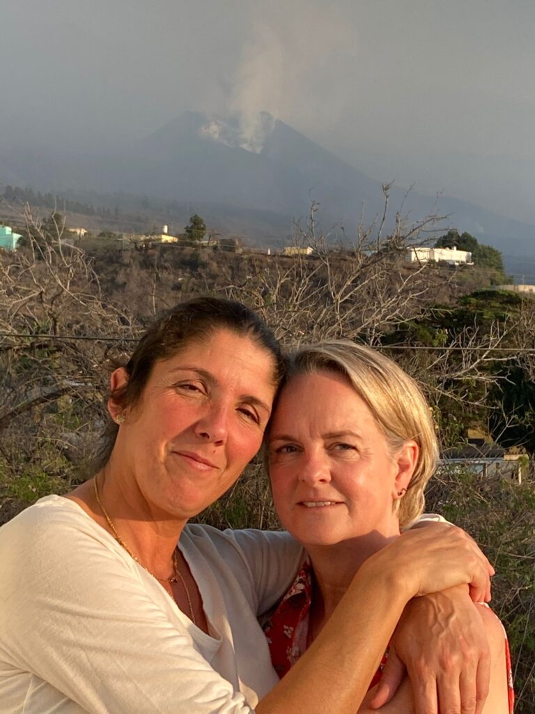 Luisa en Elly met op de achtergrond de vulkaan op La Palma