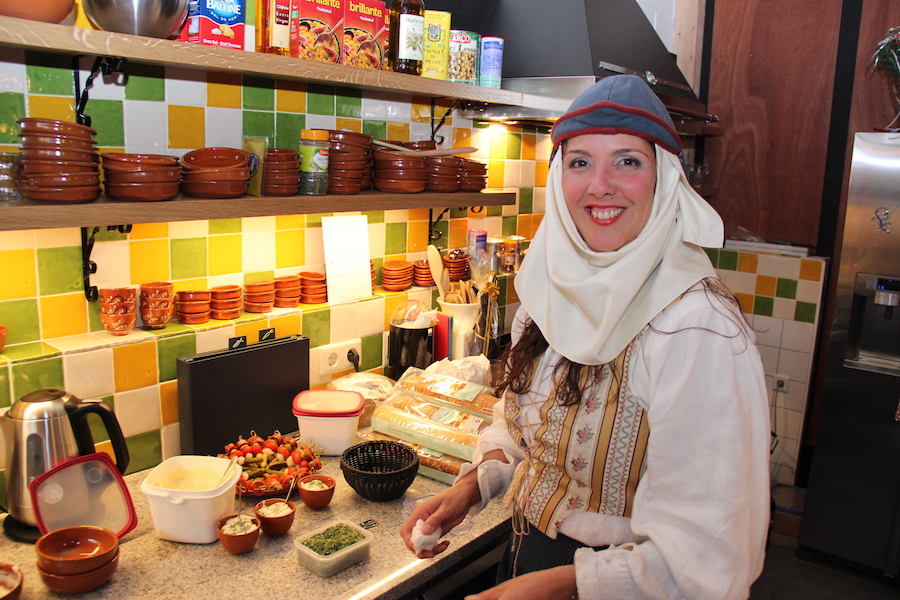 Luisa tijdens de opening van Casa Maya
