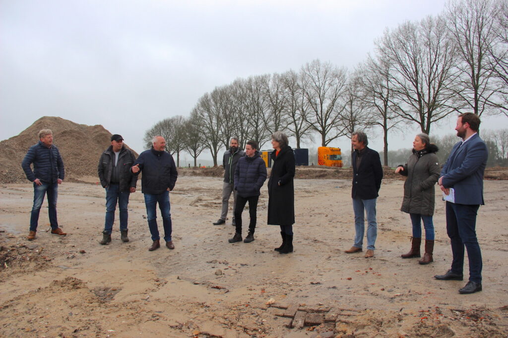Werkbezoek VVD bij bouwplaats 16 woningen in Dwingeloo