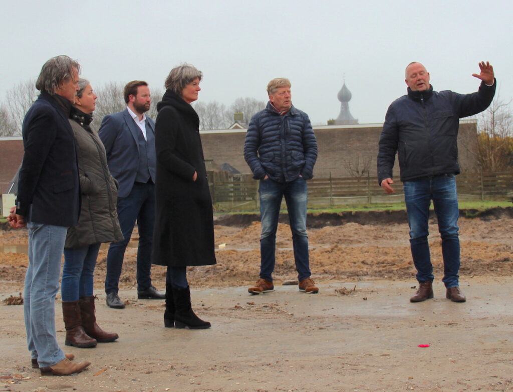 Werkbezoek VVD bij bouwplaats 16 woningen in Dwingeloo
