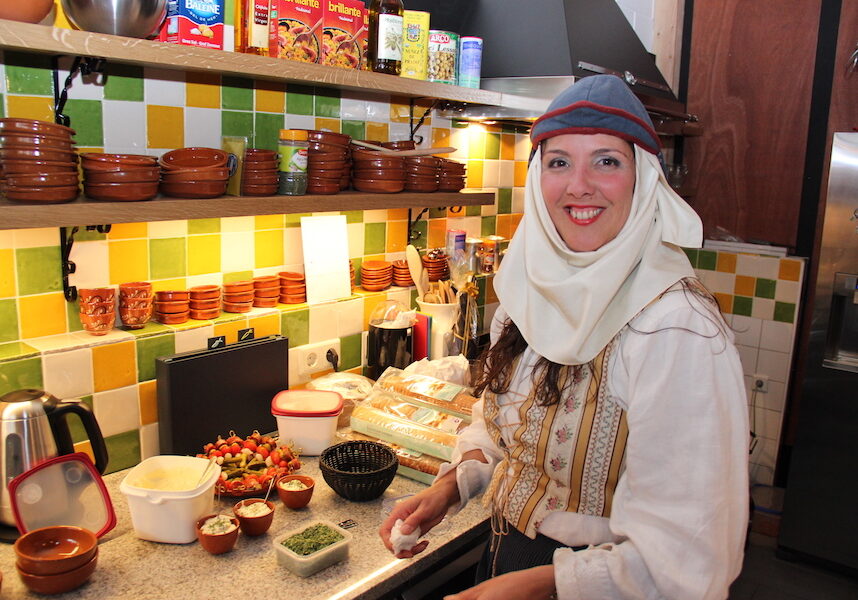 Luisa tijdens de opening van Casa Maya